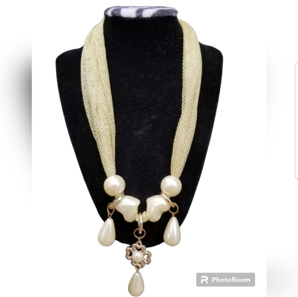 VINTAGE GOLDTONED MESH FABRIC NECKLACE WITH FAUX PEARL & GOLDTONE PENDANTS - Picture 6 of 6